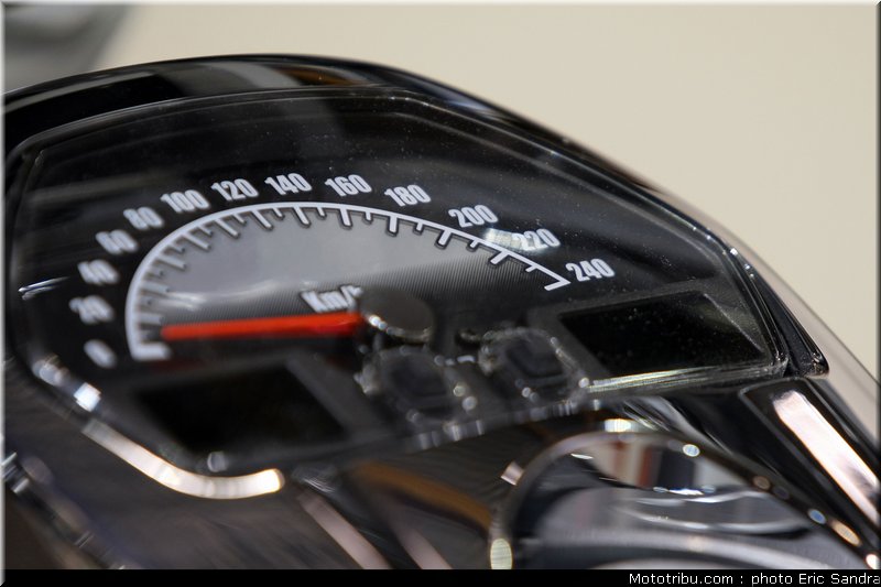 suzuki_vzr1800z_2_bruxelles_2010_0123