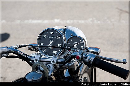 coupes_moto_legende_2011_paddock_0103.jpg