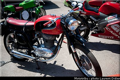 coupes_moto_legende_2011_paddock_0109.jpg