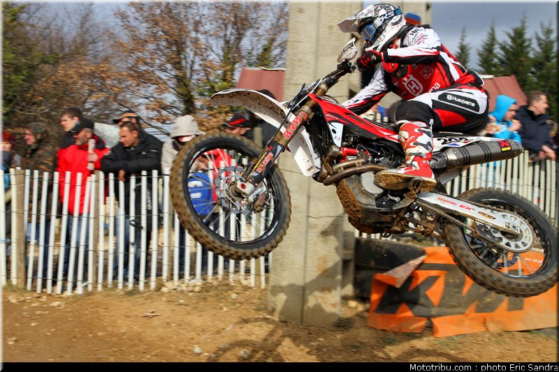 larrieu_001_cross_international_valence_2012