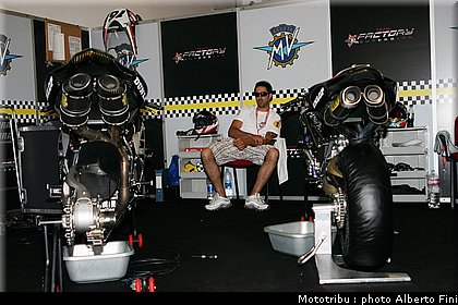 Box_MV_Agusta_con_pilota_Pratichizzo.JPG