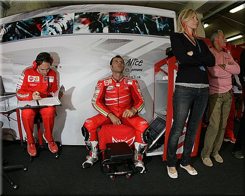 202-stands2007-018-capirossi2.jpg
