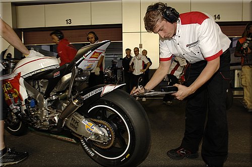 043bridgestone_qatar2008_14.jpg