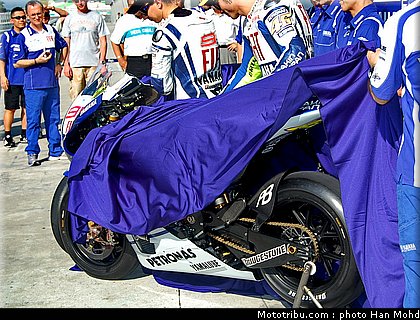 yamaha_team_launch_sepang_2010_010.JPG