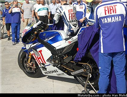 yamaha_team_launch_sepang_2010_011.JPG