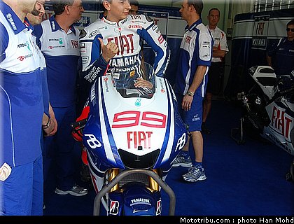 yamaha_team_launch_sepang_2010_026.JPG