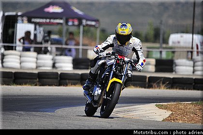shoei_jaune_12_circuit_du_mistral_ete_2010.JPG
