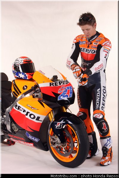 012_honda_repsol_hrc_2011_stoner_10_012