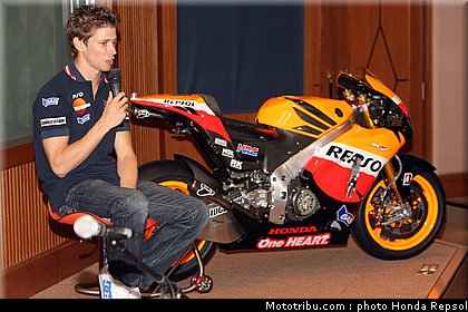 007_honda_repsol_hrc_2011_stoner_05_007.jpg