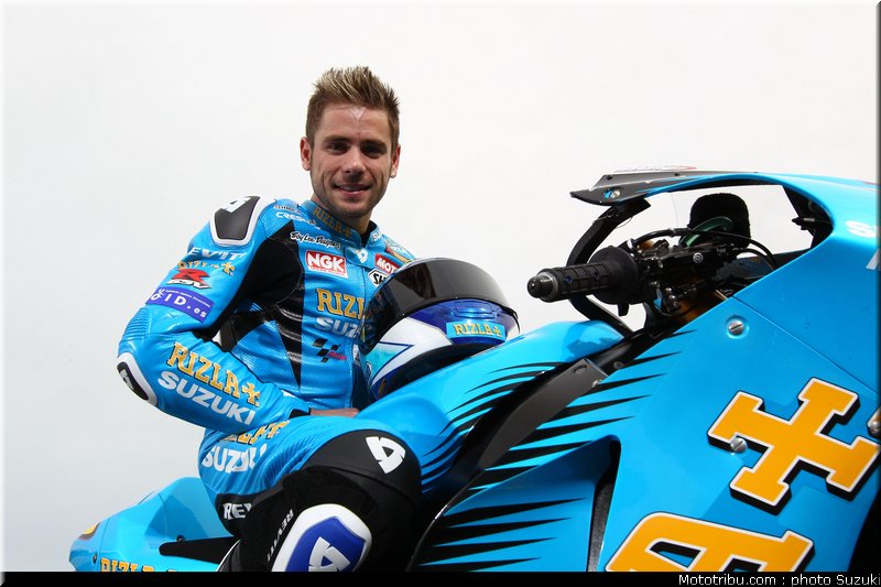 motogp_2011_team_suzuki_rizla+_009