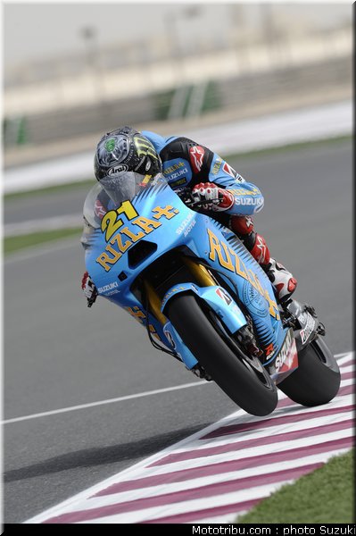 motogp_2011_team_suzuki_rizla+_015