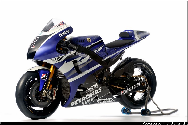 motogp_yamaha_racing_team_2011_lorenzo_002