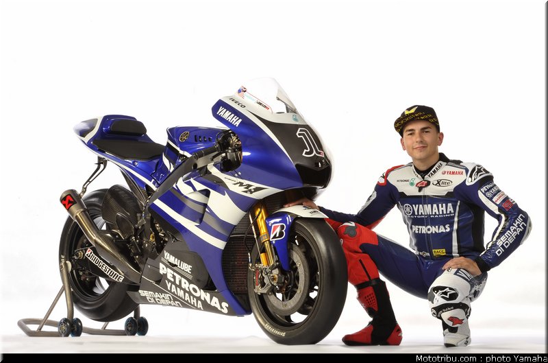 motogp_yamaha_racing_team_2011_lorenzo_003