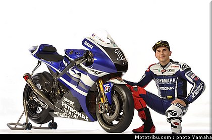 motogp_yamaha_racing_team_2011_lorenzo_003.jpg