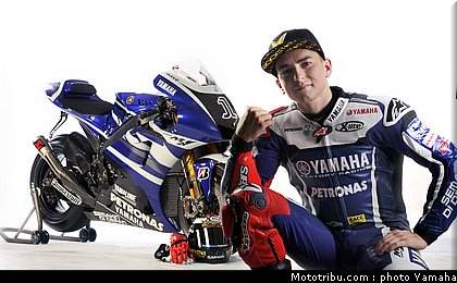 motogp_yamaha_racing_team_2011_lorenzo_005.jpg