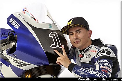 motogp_yamaha_racing_team_2011_lorenzo_006.jpg