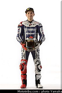 motogp_yamaha_racing_team_2011_lorenzo_007.jpg
