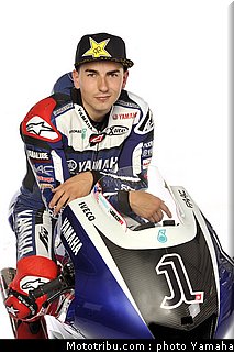 motogp_yamaha_racing_team_2011_lorenzo_013.jpg
