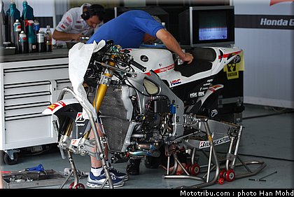 motogp_test_malaisie_2011_gresini_2.JPG