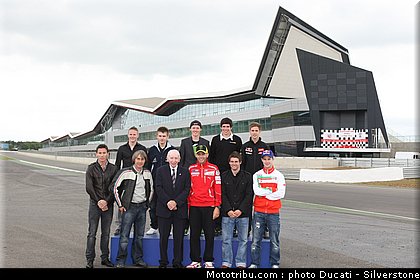 silverstone_2011_rossi_et_les_anglais.jpg