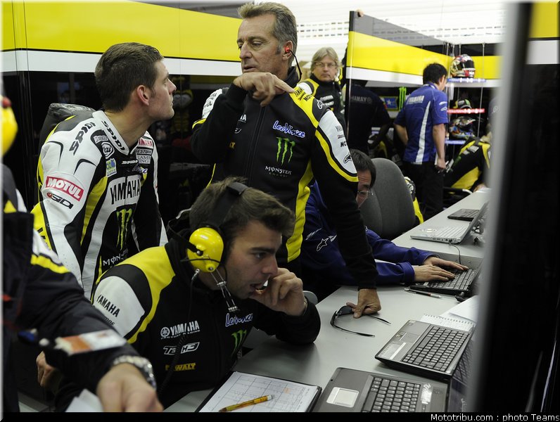 motogp_crutchlow_04_test_valence_2010
