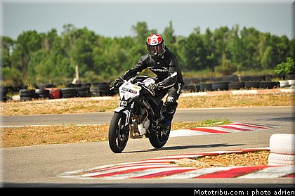 pilotes_134_ecole_de_pilotage_zf_grand_prix_zarco_fellon_louis_rossi_ete_2012.jpg
