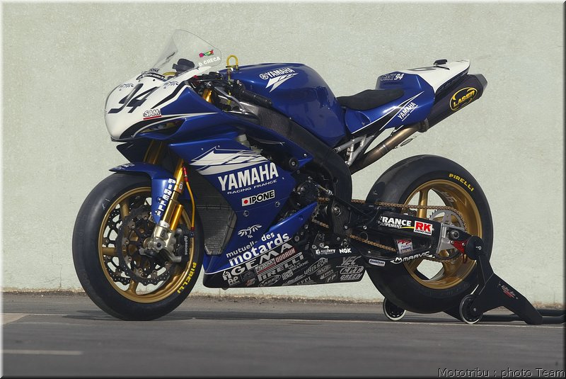 yamahar1-checa_2