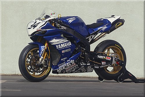 yamahar1-checa_2.jpg