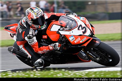 biaggi_2_sbk_gutierrez_donington2009.jpg
