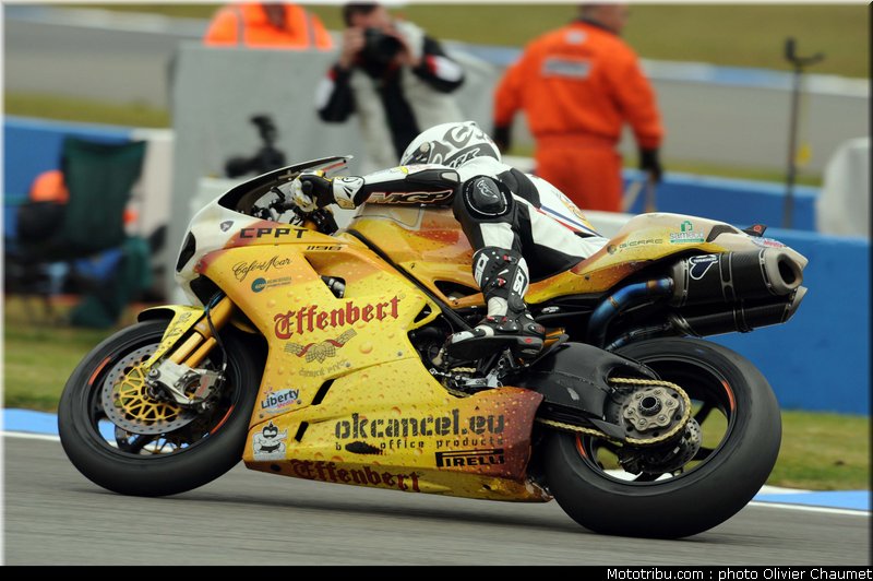 sbk_guintoli_5_angleterre_donington_2011