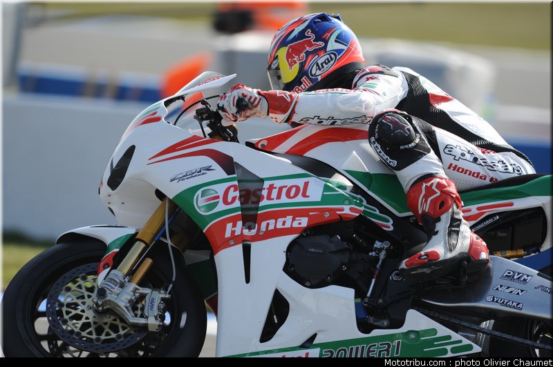sbk_rea_01_angleterre_donington_2011
