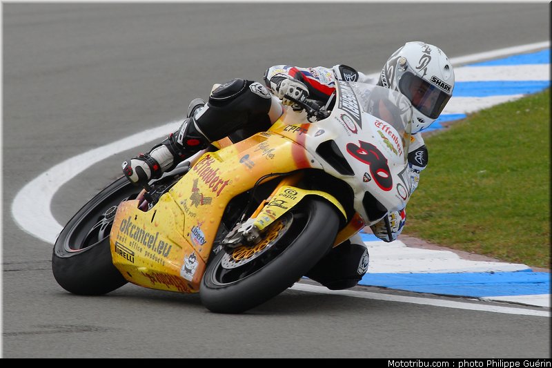 sbk_guintoli_09_angleterre_donington_2011