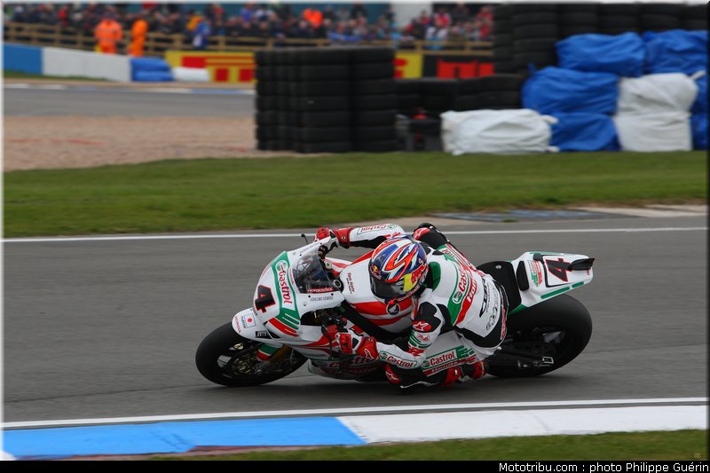 sbk_rea_14_angleterre_donington_2011