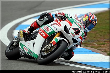 sbk_rea_14_angleterre_donington_2011.jpg