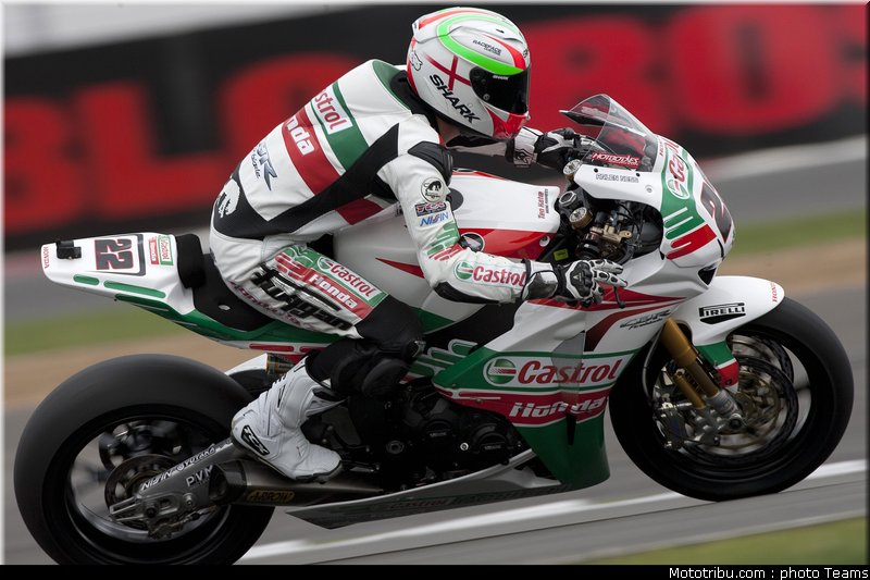 sbk_lowes_a_004_angleterre_silverstone_2011