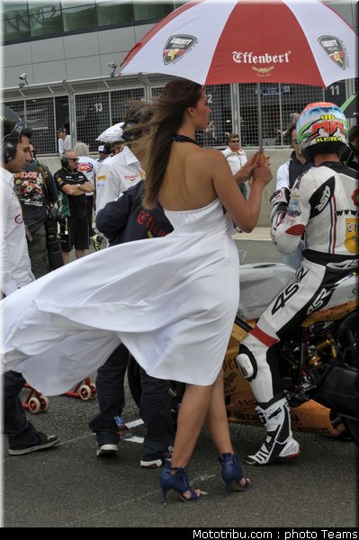 sbk_pitbabe_010_angleterre_silverstone_2011