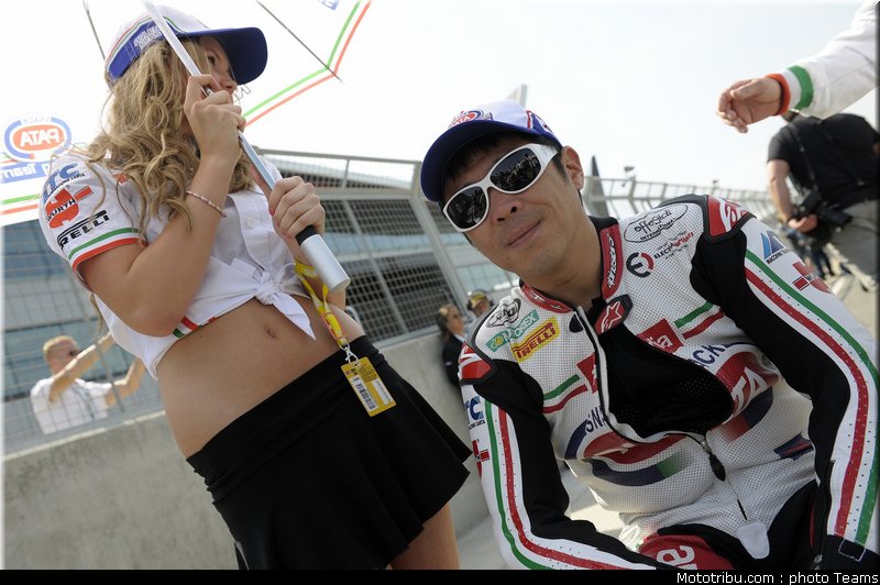 sbk_pitbabe_014_angleterre_silverstone_2011