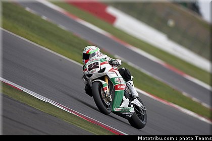 sbk_lowes_a_002_angleterre_silverstone_2011.jpg