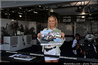sbk_pitbabe_002_angleterre_silverstone_2011.jpg