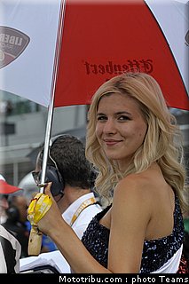 sbk_pitbabe_008_angleterre_silverstone_2011.jpg