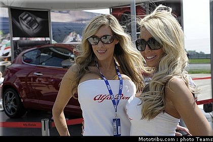 sbk_pitbabe_017_angleterre_silverstone_2011.jpg
