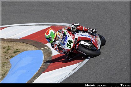 sbk_giugliano_003_portugal_portimao_2011.jpg