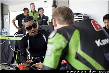 kawasaki_zx10r_team_sbk_2011_fujiwara_09.jpg