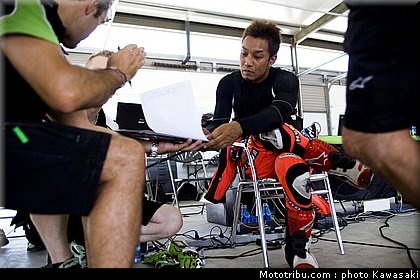 kawasaki_zx10r_team_sbk_2011_fujiwara_10.jpg