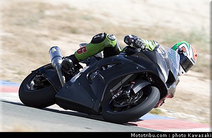 kawasaki_zx10r_team_sbk_2011_sykes_03.jpg