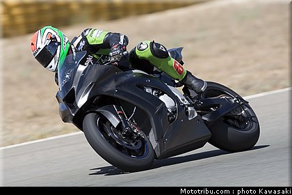 kawasaki_zx10r_team_sbk_2011_sykes_08.jpg