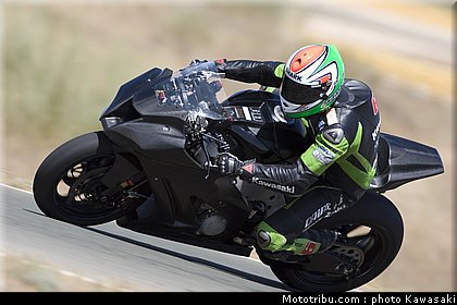 kawasaki_zx10r_team_sbk_2011_sykes_09.jpg