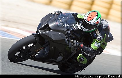 kawasaki_zx10r_team_sbk_2011_sykes_10.jpg