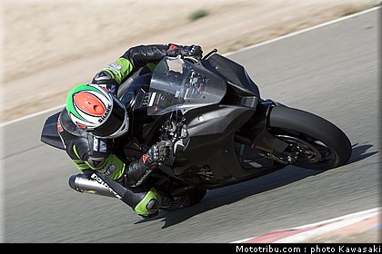 kawasaki_zx10r_team_sbk_2011_sykes_13.jpg