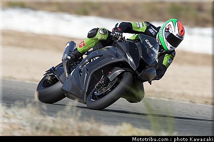 kawasaki_zx10r_team_sbk_2011_sykes_17.jpg